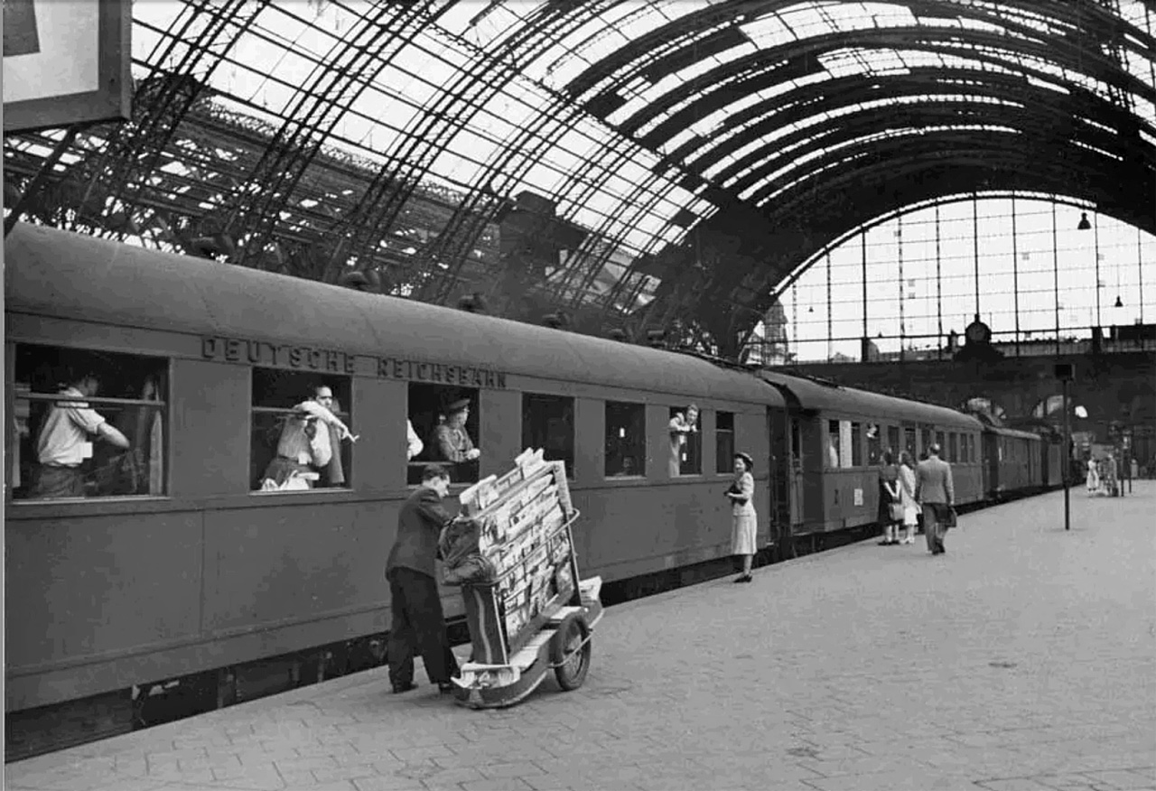 Rheingold-1928-Wagen in Reisezug München Hbf ca 1950 unbekannter Fotograf